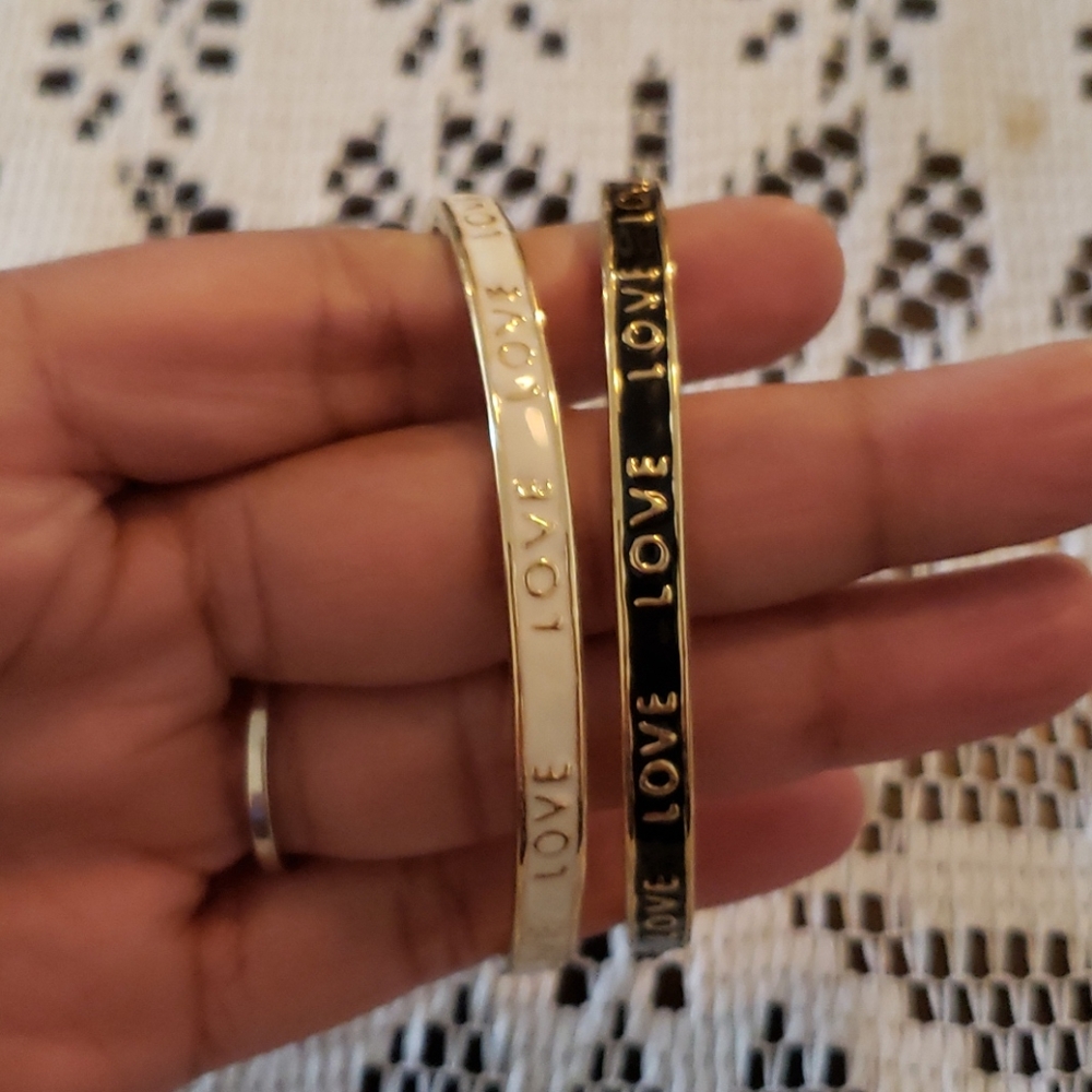 NWOT Lovely 2pc Letter Engraved Bangle Bracelet - Picture 5 of 6